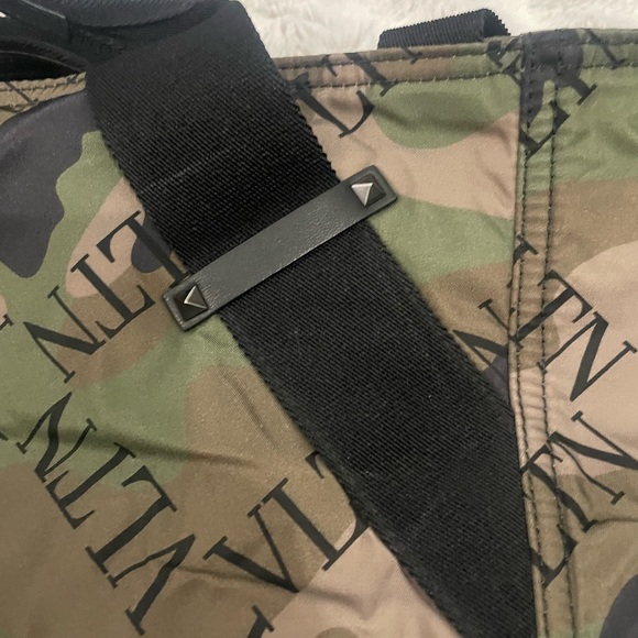 Valentino Garavani VLTN Camouflage-print Holdall Bag - Picture 8 of 12